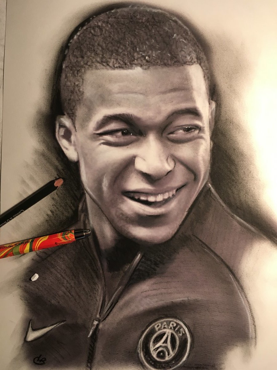 portrait de mbappe football francais dessin pastel fusain par un portraitiste caricaturiste magicien professionnel du toulouse bordeaux agen auch gers