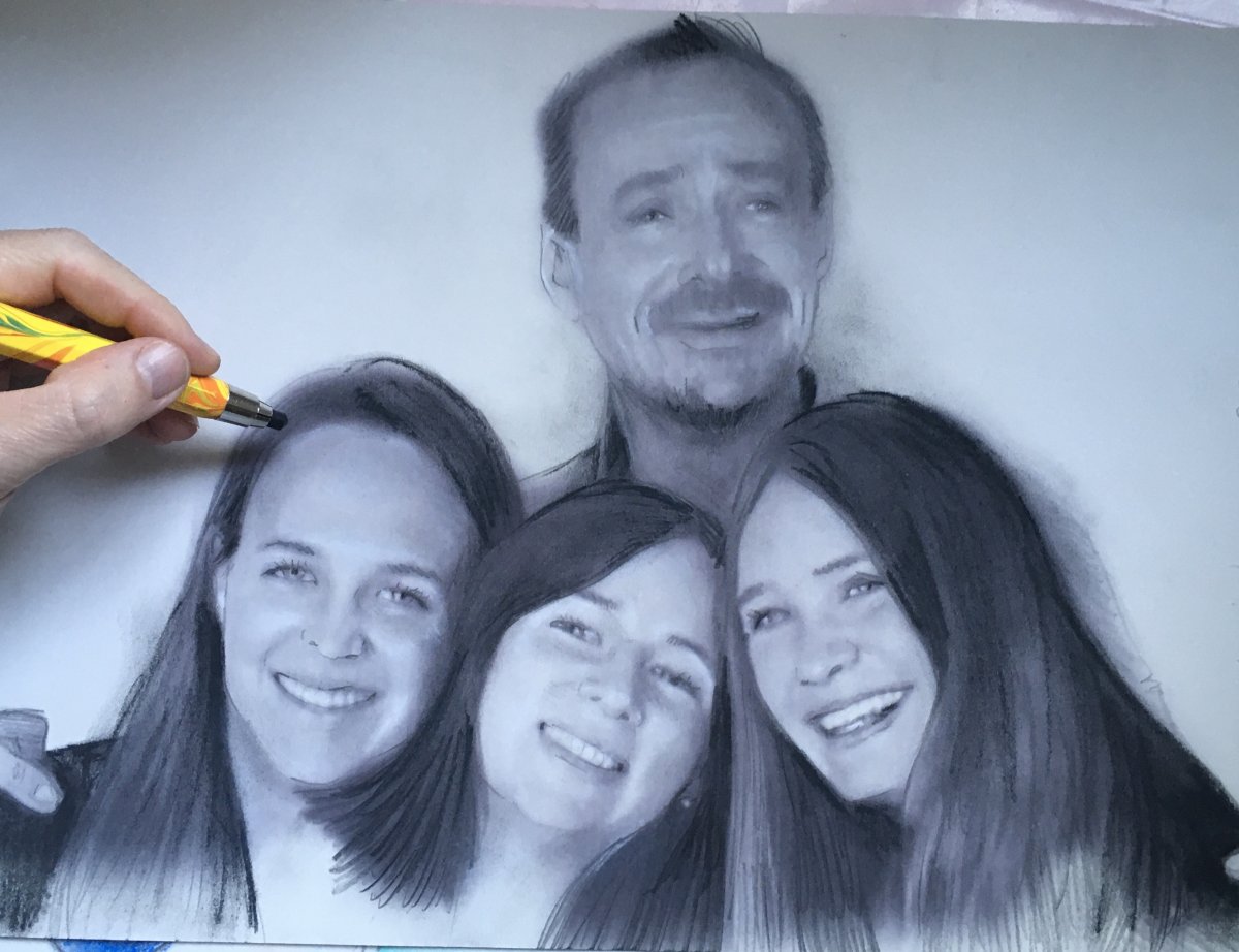 portrait famille entière au fusain et crayon 
