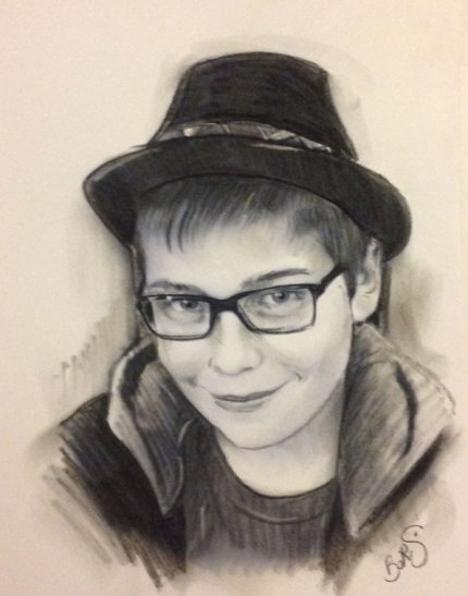 portrait dessin fusain enfant avec chapeau portraitiste pour commande direct sur photo